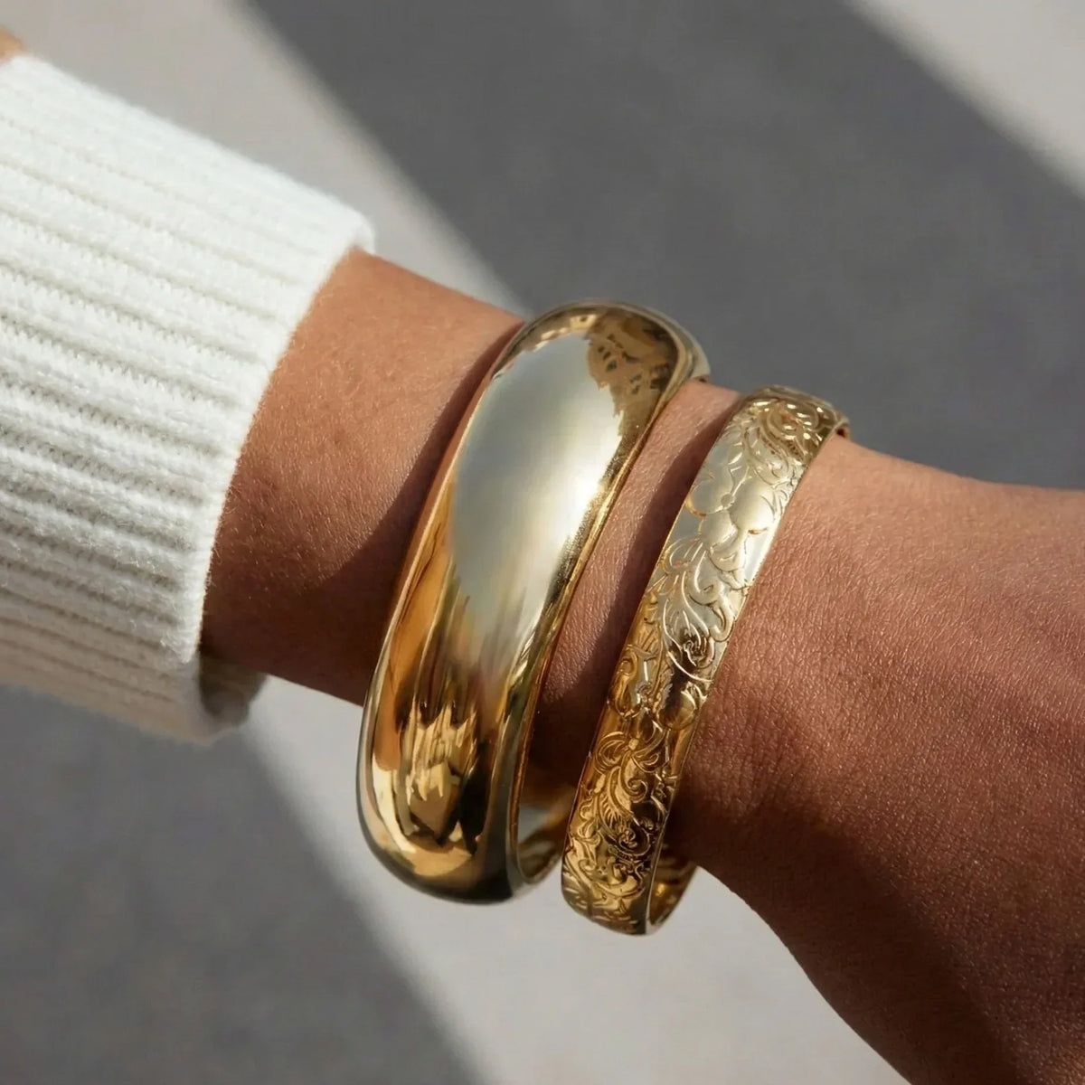 Vana Skulptiertes Armreif-Duo