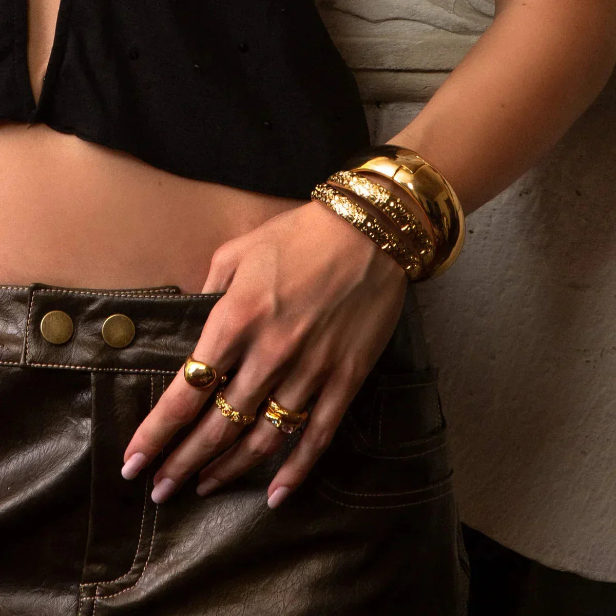 Vana Skulptiertes Armreif-Duo