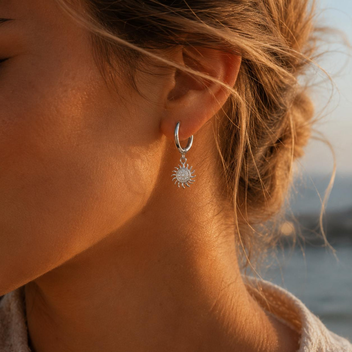 Strahlende Sonnen-Charm-Hoops